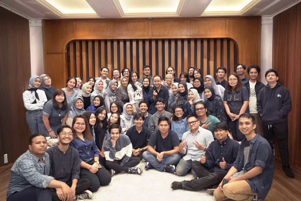 Seluruh studio BigEvo dalam satu bingkai — foto tim 2026 di kantor pusat Jakarta